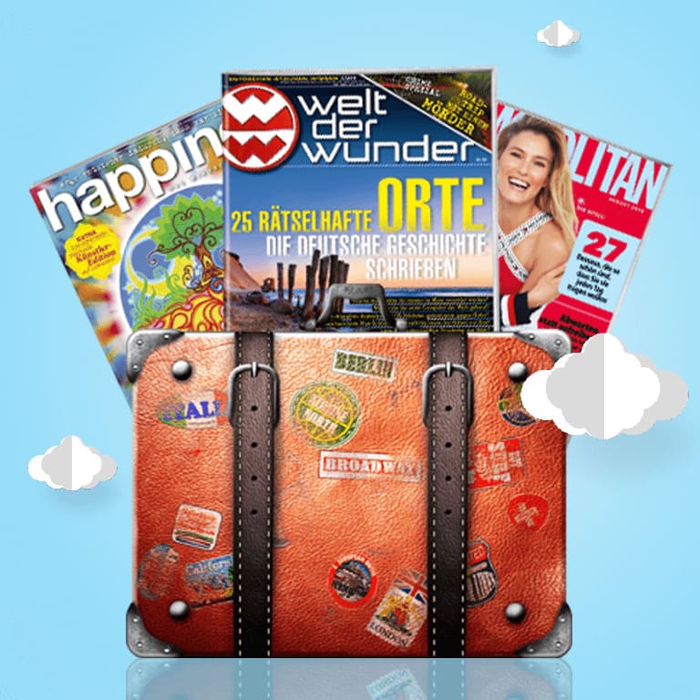 Koffer aus dem die Zeitschriften Happinez, Welt der Wunder und Cosmopolitan herausgucken. Der Hintergrund ist blau