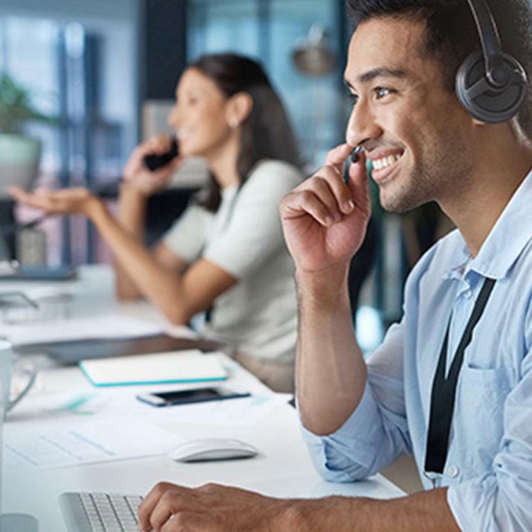 Mitarbeiter aus dem Kundenservice sitzen vor dem Computer